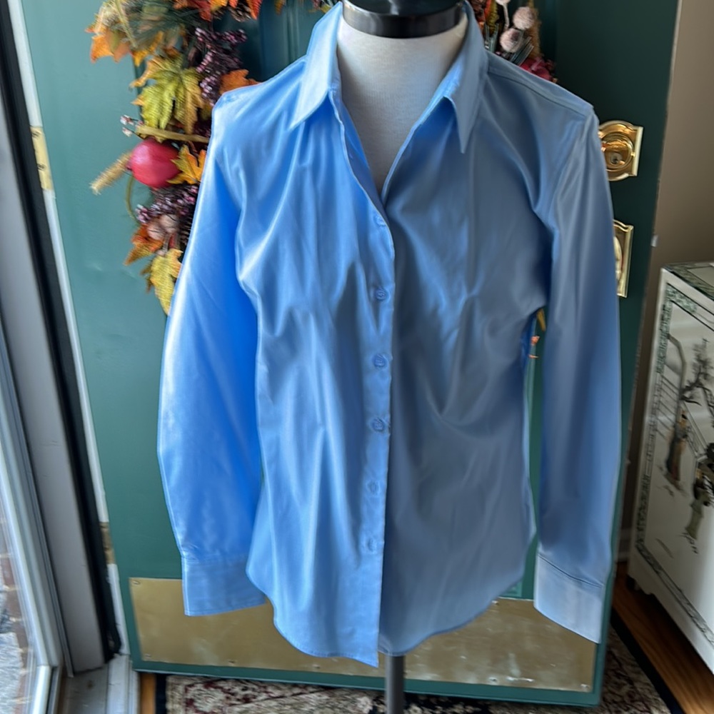 BOSTON PROPER NEW WITH TAGS BABY BLUE FITTED LADIES BLOUSE SIZE 6